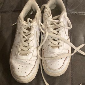 Boys size white low top Nike tennis shoes